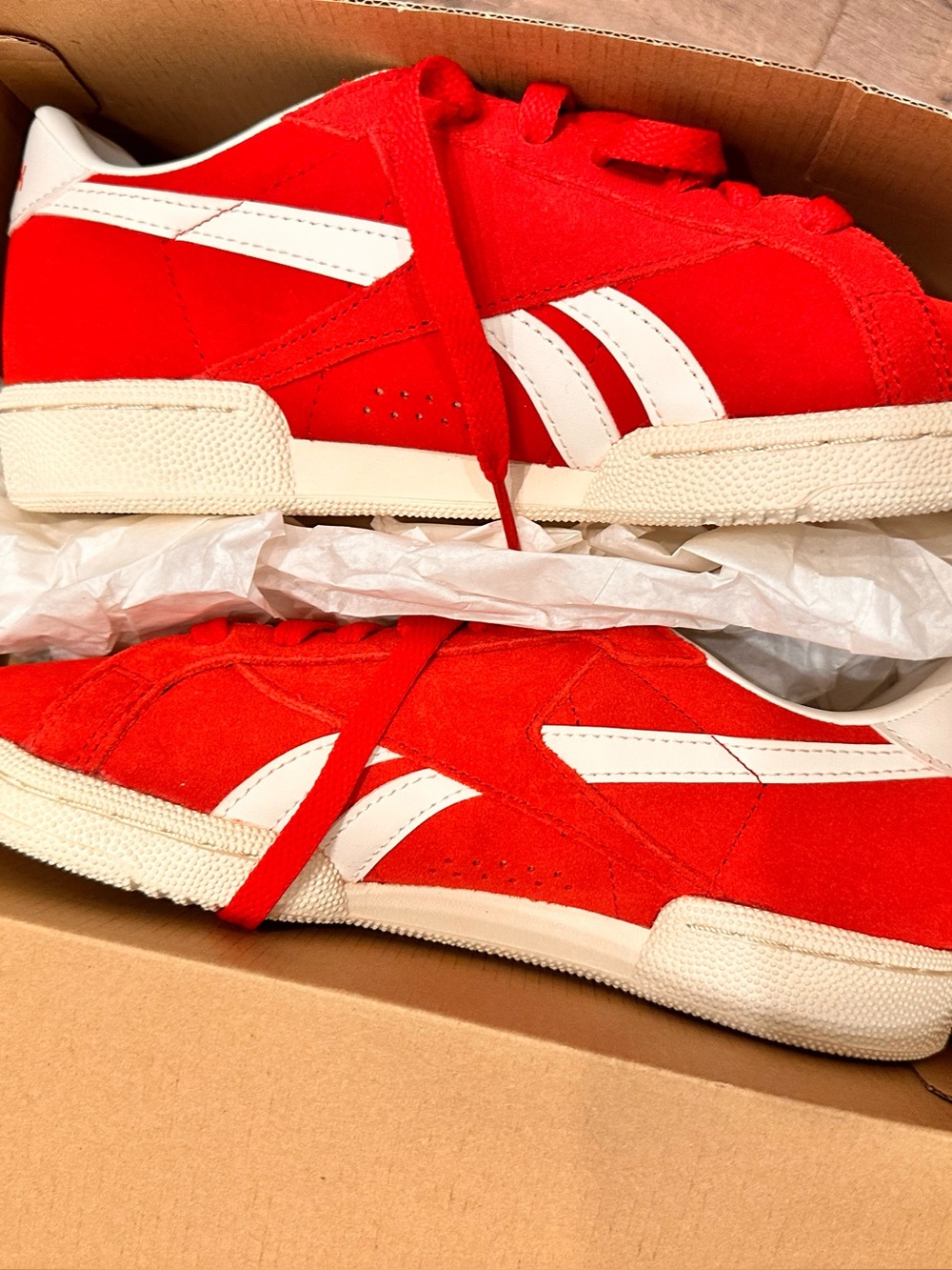 Reebok classic women’s tennis shoe  Red with White . New with box size 7.5